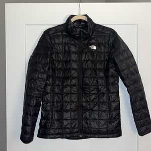 North face thermoball eco 2.0 jacket in back • size medium
